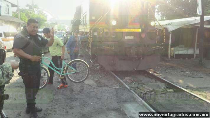Niña se salva de ser arrollada por el tren en Lázaro Cárdenas, Michoacán - Foto 1 