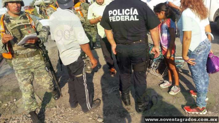 Niña se salva de ser arrollada por el tren en Lázaro Cárdenas, Michoacán - Foto 2 
