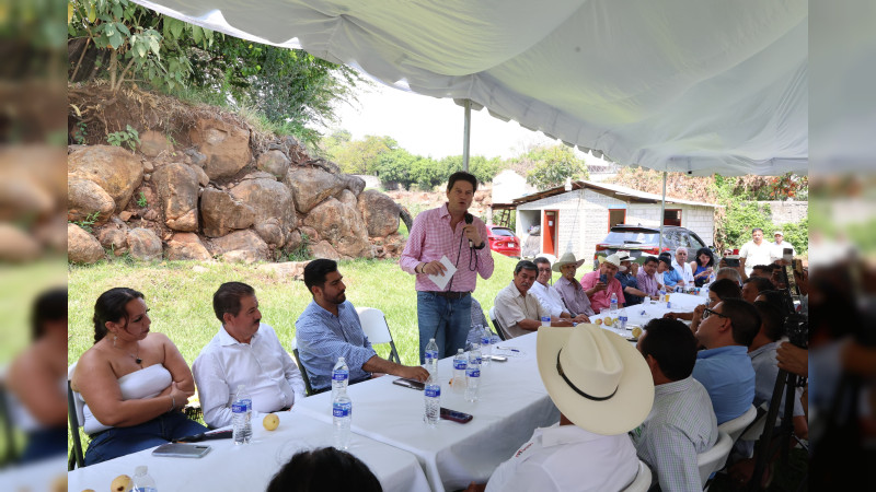 Se reúne Alfonso Martínez con productores y liderazgos de Taretan