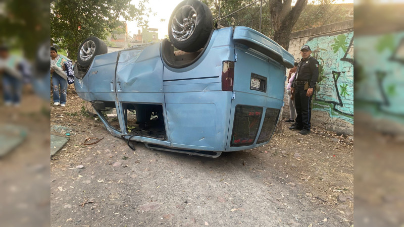 Vuelca camioneta en Morelia, Michoacán; chofer resulta herido 