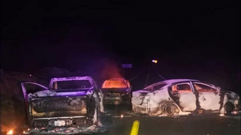 Hallan tres vehículos calcinados en carretera San Lucas-Huetamo en Michoacán 
