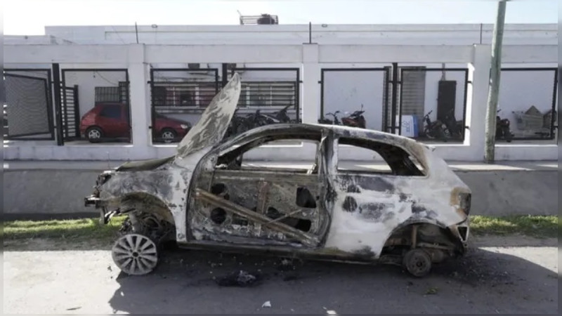 Localizan cuerpo sin vida y vehículo calcinado en carretera de Tiquicheo, Michoacán 