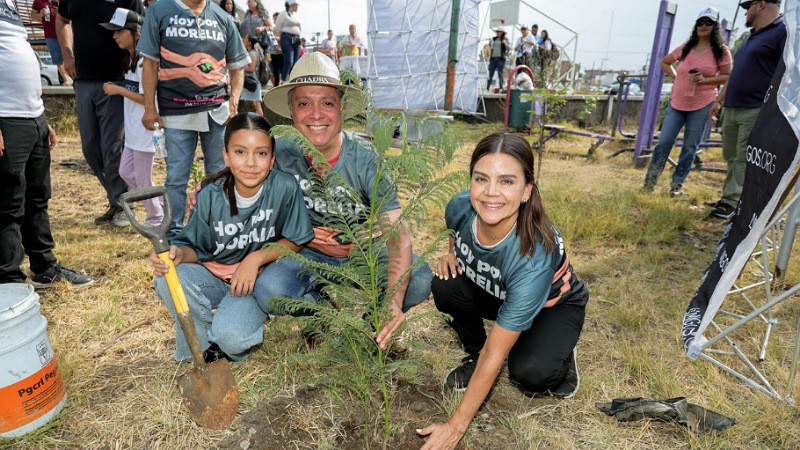 Vecinos plantaron árboles; Morelia recibió regalo ciudadano 