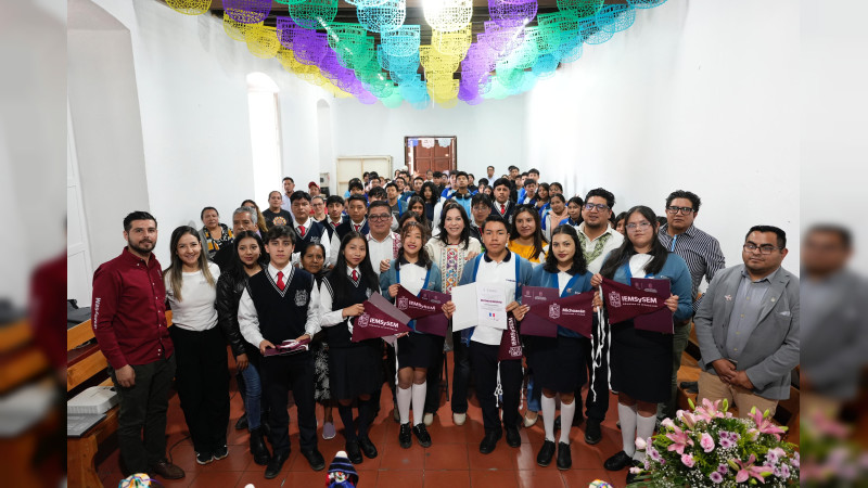 Estudiantes de Cherán viajarán a París con beca de movilidad del Gobierno estatal  