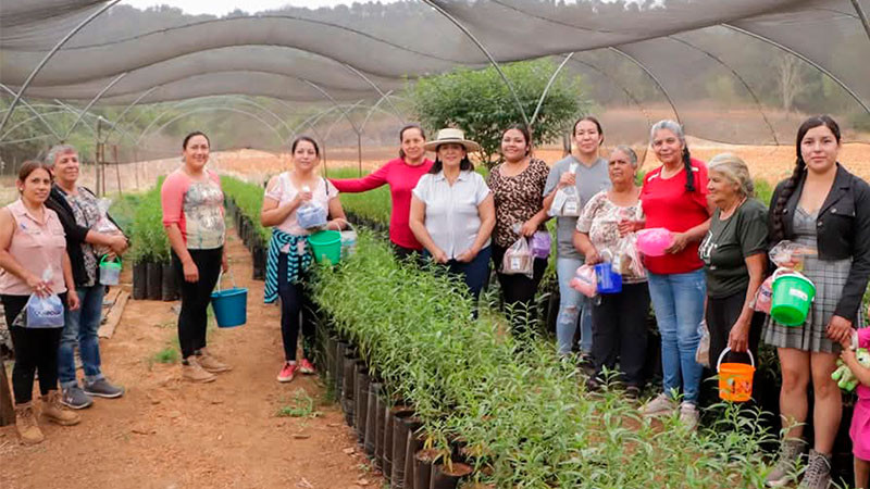 Brinda Alma Mireya González un reconocimiento, con cariño y gratitud a madres de Icuácato 