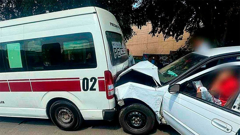 Chocan automóvil y una camioneta de la ruta Guinda en Morelia, Michoacán; hay ocho heridos 