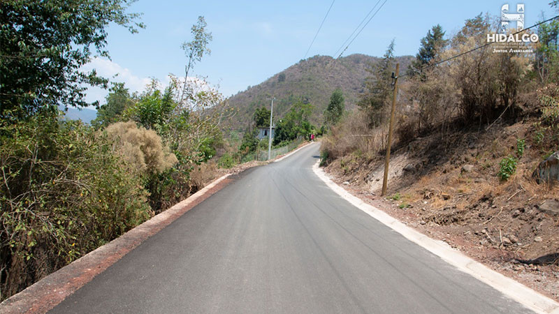 Entrega Jeovana Alcántar la segunda etapa de la pavimentación asfáltica del camino de acceso a la localidad de Caleras en Ciudad Hidalgo, Michoacán  