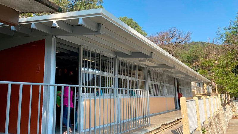 Entrega IFEQ obras educativas en Pinal de Amoles 