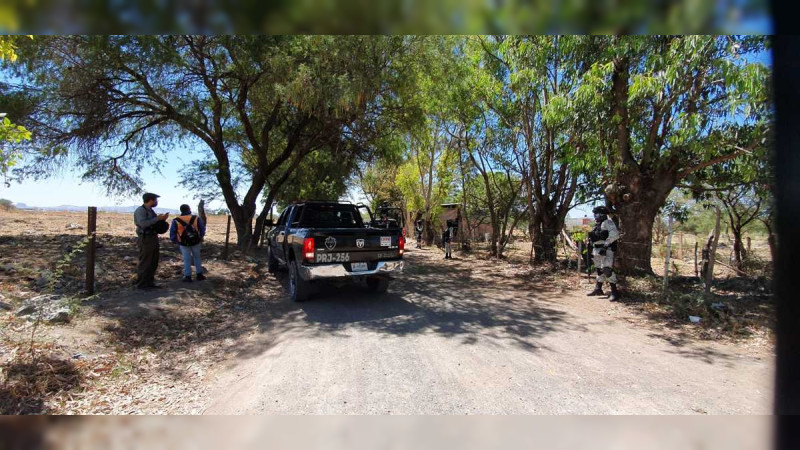 Hallan cuerpo sin cabeza y con vestimenta táctica, en la colonia Miguel Hidalgo de Apatzingán, Michoacán: Le dejaron mensaje en cartulina 