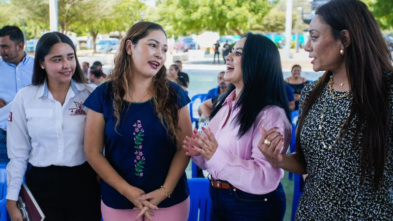 Entrega Gladyz Butanda escrituras a familias de Buenavista 