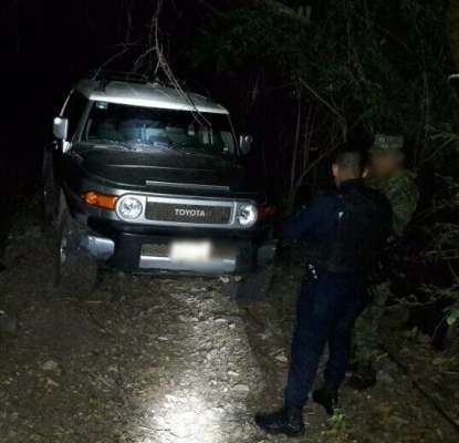 Tras balacera, Sedena y SSP aseguran vehículos, arma, una granada y droga en Apatzingán, Michoacán - Foto 1 