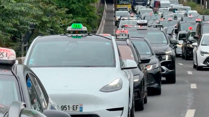 Taxistas franceses se van a huelga y ocasionan 400 kilómetros de tráfico en París 
