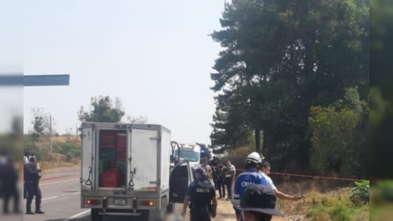 Ataque armado en carretera de Michoacán, deja dos hombres muertos y una mujer herida 