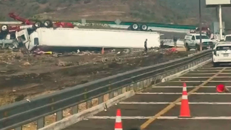 Desgracia en carretera de Michoacán: se voltea tráiler 