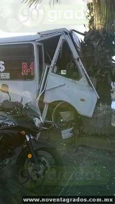 Un camión se estrella contra un árbol en Morelia; hay cinco lesionados - Foto 1 