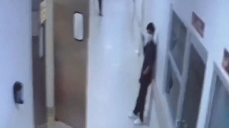 Camuflados de enfermeros ingresan dos sujetos a hospital y ultiman a mujer en Tijuana 
