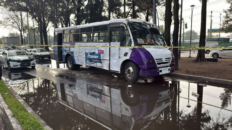 Privan de la vida a chofer y su ayudante al interior de microbús en la Ciudad de México 