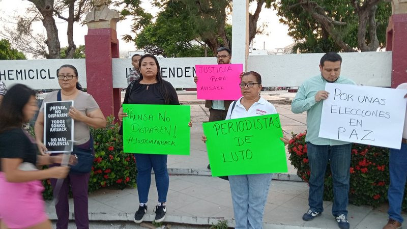 Periodistas protestan en Veracruz por asesinato de la fotógrafa Avisack Douglas 