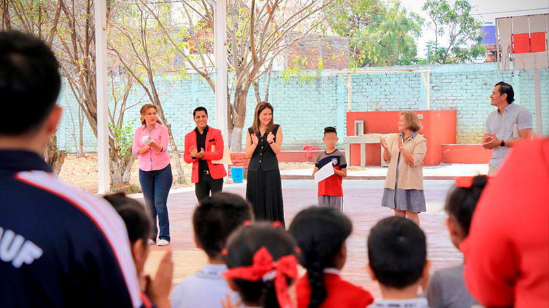 Paola Delgadillo entrega techumbres a primarias del poniente de Morelia 