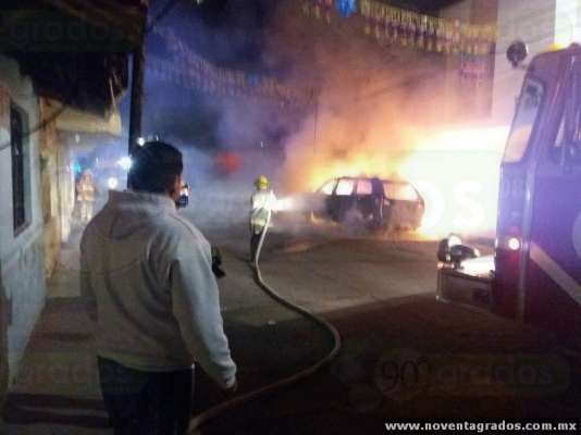 Incendian cinco vehículos en Sahuayo, Michoacán - Foto 0 