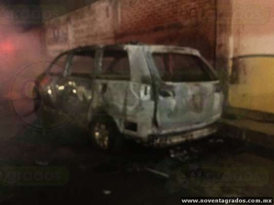 Incendian cinco vehículos en Sahuayo, Michoacán - Foto 2 