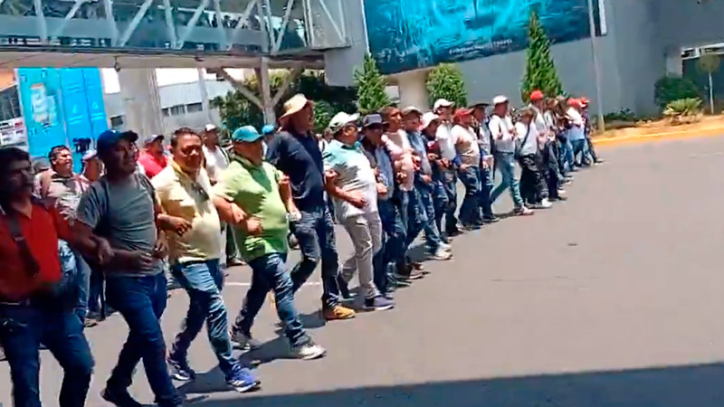 CNTE bloquea accesos al AICM y paraliza tráfico en la zona; entran a la Terminal 2 