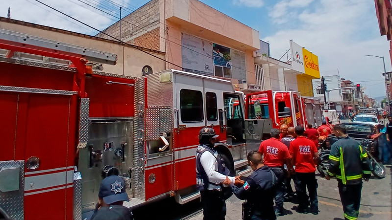 Corto circuito ocasiona incendio en un negocio de Zitácuaro, Michoacán 
