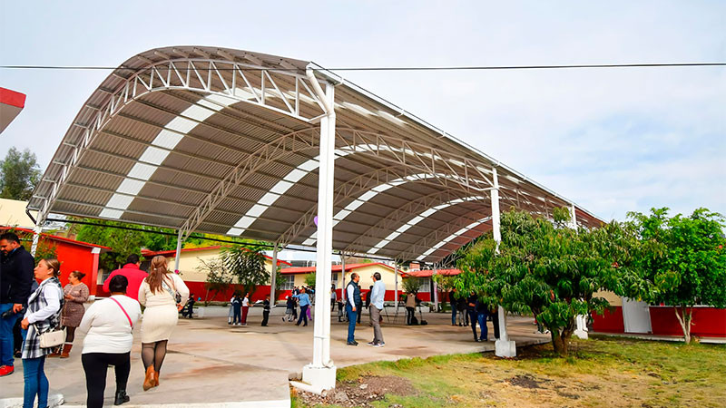 Ha entregado 11 techumbres, gobierno de Alfonso Martínez a escuelas y centros comunitarios  