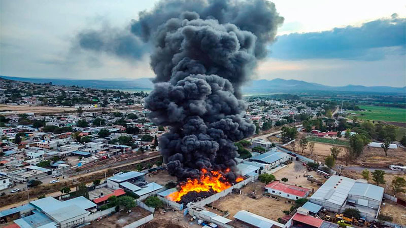 Fuerte incendio consume bodega de caucho en San Juan del Río, Querétaro 
