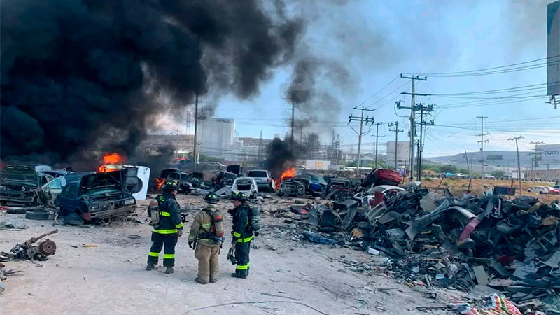 Arrasa fuego con al menos 30 vehículos en un yonke de El Marqués, Querétaro 