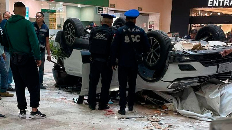 Auto cae de tercer piso de plaza comercial en la CDMX; hay una anciana herida 