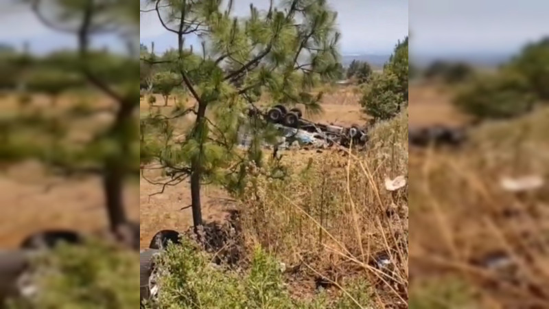 Choque vehicular en Charapan, Michoacán deja dos muertos