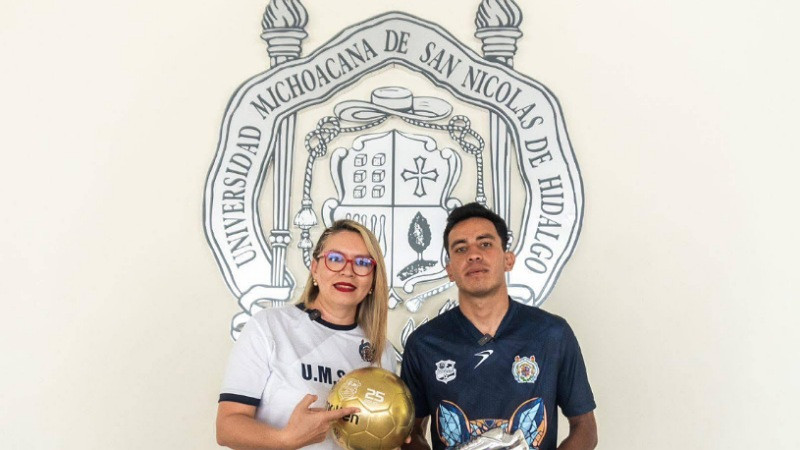 El nicolaita Cristian Castro se corona como el mejor goleador; Yarabí Ávila entrega reconocimientos 