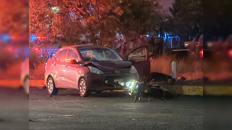 Tres heridos, incluido un menor, tras choque entre auto y motocicleta en la carretera Morelia – Pátzcuaro, Michoacán 