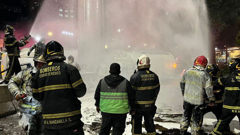 Volcadura de pipa que transportaba combustible provoca cierre del Periférico de la CDMX 