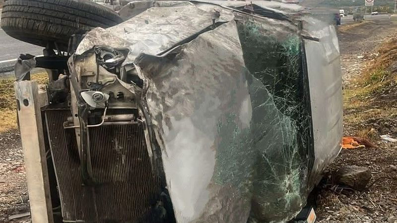 Vuelca auto y se sale de la cinta asfáltica en la carretera libre a Celaya; hay un muerto y un herido 