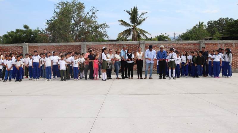 Inaugura Fanny Arreola cancha de usos múltiples en la escuela El Pípila en Apatzingán, Michoacán 
