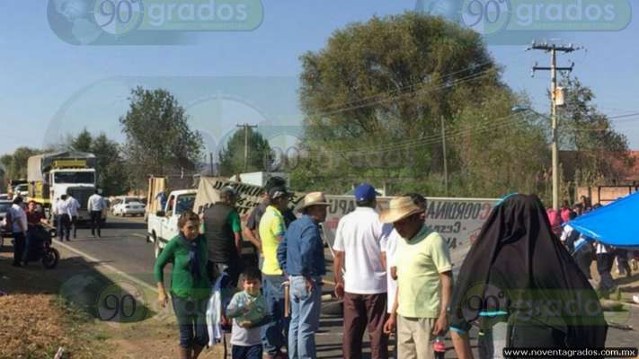 Bloquean CNTE y comuneros carretera Morelia - Zacapu - Foto 0 