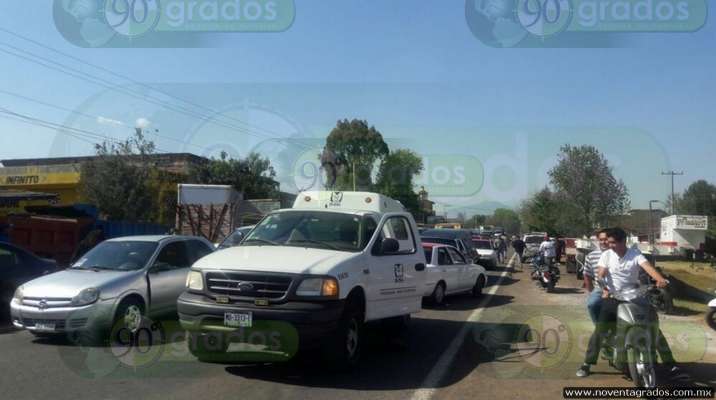 Bloquean CNTE y comuneros carretera Morelia - Zacapu - Foto 1 
