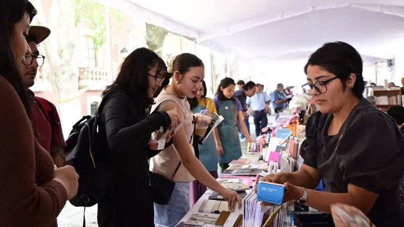 Miles de michoacanos disfrutaron de las letras y la ciencia en la Fiesta del Libro y la Rosa 2025 