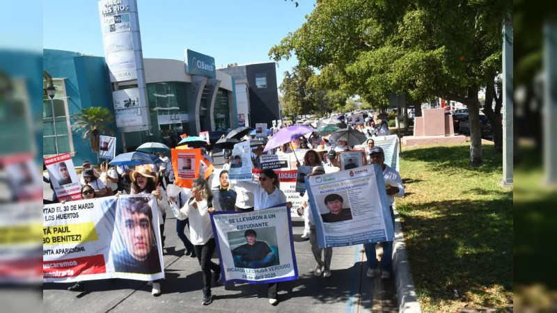 Familias de 8 jóvenes marchan en Culiacán por desaparecidos en medio de la violencia en Sinaloa 