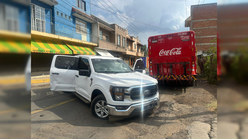 Alerta en Quiroga, Michoacán, por fuerte enfrentamiento: Policías aseguran camioneta baleada 