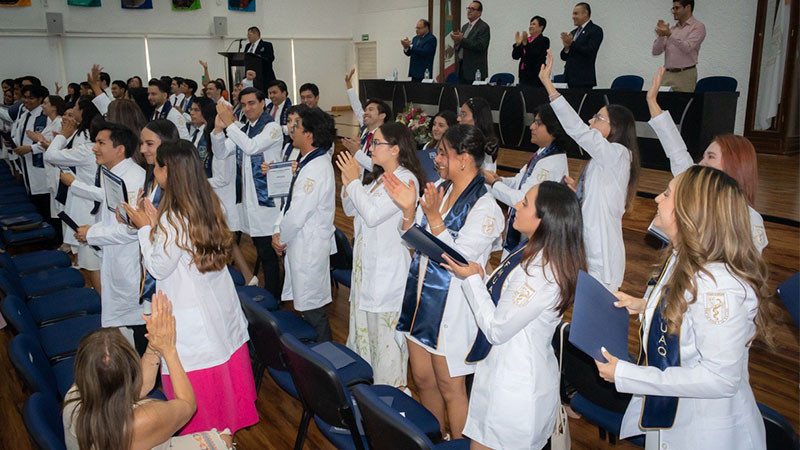 Encabeza Secretaria de Salud ceremonia de graduación de Médicos de la UAQ 