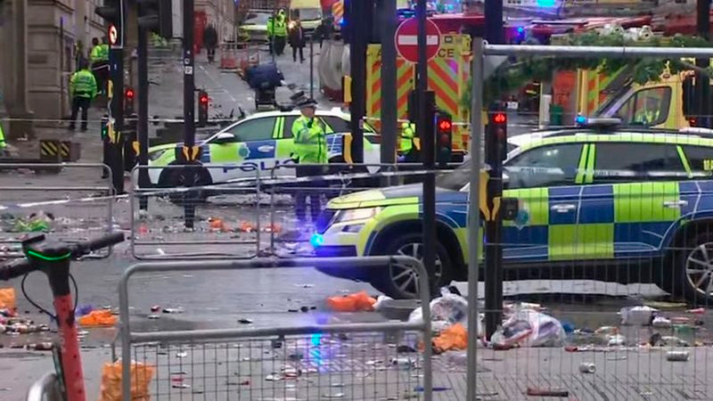 Atropellamiento masivo en desfile de celebración en Liverpool deja decenas de heridos: autoridades 
