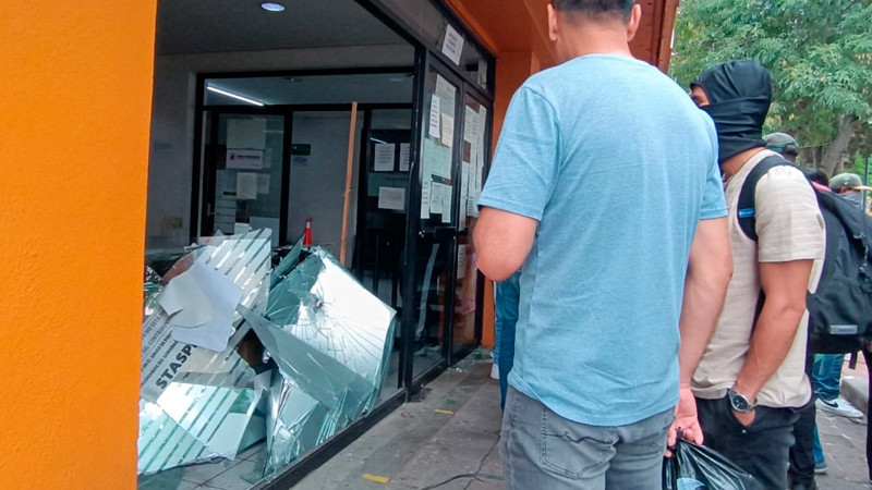 Normalistas rompen cristales en oficinas del SATMICH, en Morelia, Michoacán 