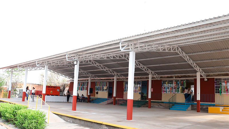 Jardín de Niños "Moisés Sáenz" de Huetamo, tiene sanitarios y techo elevado nuevos 