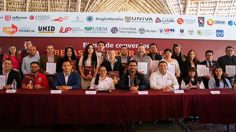 Alexis Velázquez firma convenio de becas en apoyo a estudiantes de Huandacareo 