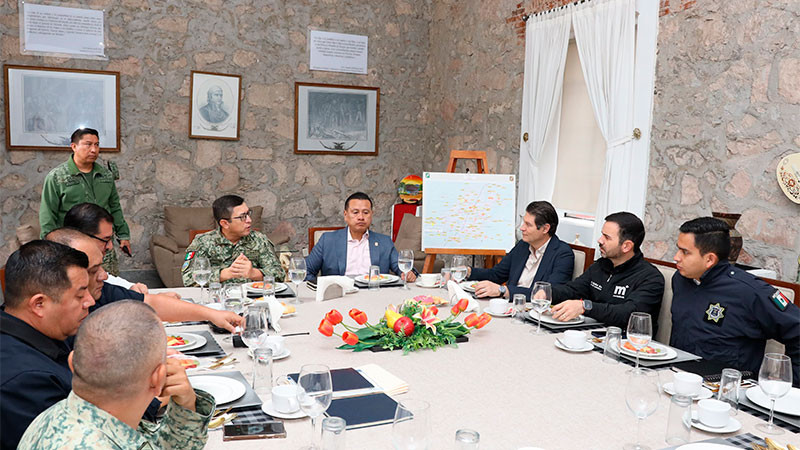 Se reúne Alfonso Martínez con mandos militares y civiles para afianzar coordinación 