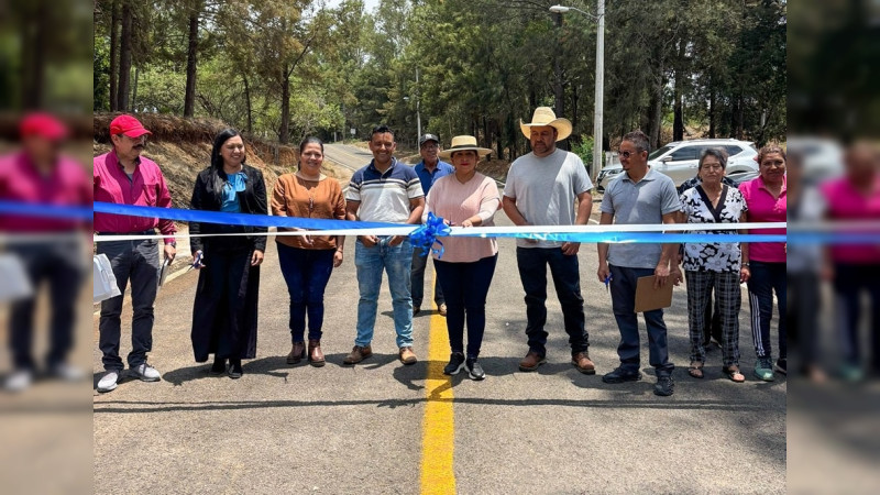 Inaugura Alma Mireya González mantenimiento de vialidades en Atzimbo