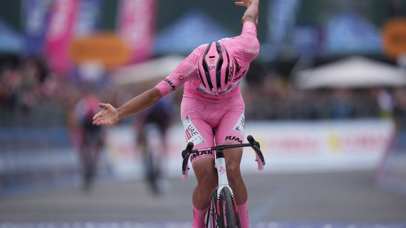 Mexicano Isaac del Toro hace historia al ganar etapa 17 del Giro de Italia; se mantiene líder 